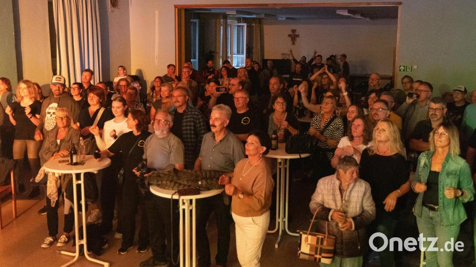 Jung und alt vereint: Die Rockserenade zieht Musikfans aller Generationen an. Bild: Roland Wellenhoefer