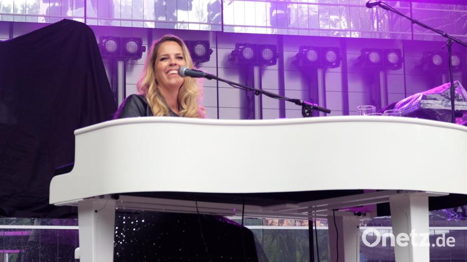 Die Regensburgerin Jennifer Lynn, Siegerin 2024 bei &quot;The Voice of Germany&quot;, trat im Support von Samu Haber auf. Bild: mab