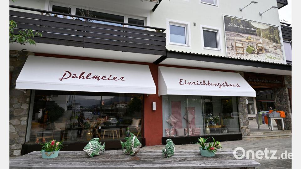 Vor dem Einrichtungshaus der Familie Dahlmeier stehen Blumen Bild: Uwe Lein/dpa