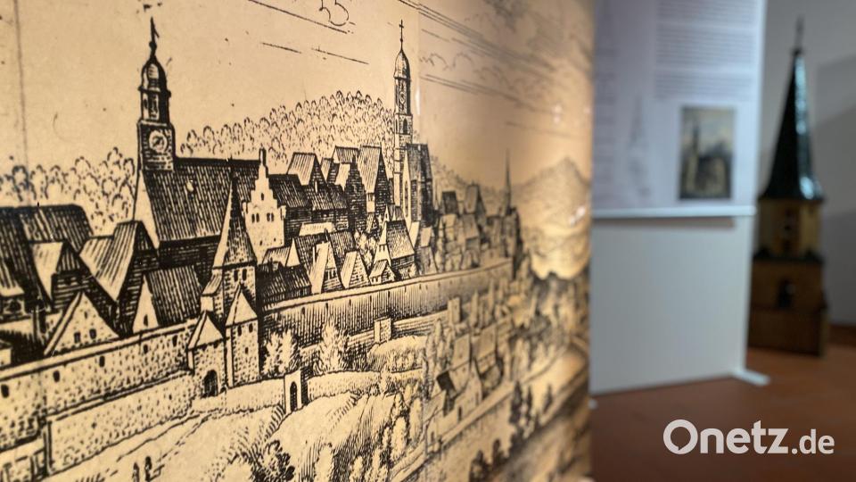 Zu Merians Zeit hatten das Rathaus und die Pfarrkirche noch ein ähnliches gekuppeltes Dach. Die heutige Spitze auf seinem Turm erhielt St. Johannes Baptist erst viel später. Bild: aub