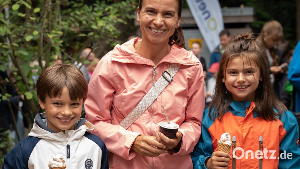 Mit Regenjacke und Eis lässt sich auch das wechselhafte Wetter aushalten. Bild: Lisa Stauß