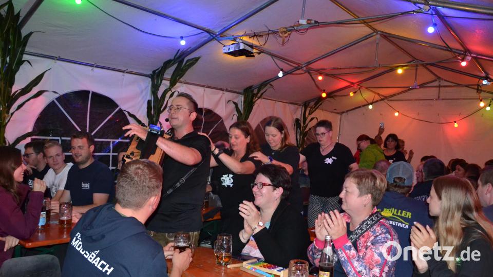 Gut angenommen wurde das zweitägige Sommerfest der Feuerwehr Saubersrieth-Niederland. Für beste Stimmung sorgte die Live-Band „Die Bockadn“ mit Matthias Hofmeister und Benedikt Vogel im Festzelt. Bild: gi