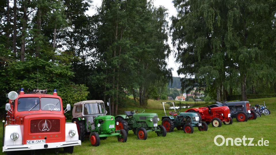 Unter den Oldtimer waren auch Krafträder, ein altes Feuerwehrauto und landwirtschaftliche Geräte. Bild: gi