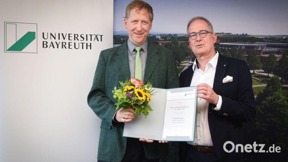 Universitätspräsident Prof. Dr. Stefan Leible (rechts) beglückwünschte Prof. Dr. Volker Ulm zu seinem neuen Amt als Vizepräsident der Universität Bayreuth. Bild: Jürgen Rennecke/UBT