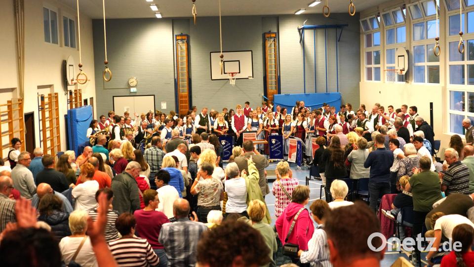 Die gemeinsame Serenade der Trachtenkapelle Waldthurn und des Musikvereins Waidhaus begeisterte die Zuhörer in der Waldthurner Turnhalle. Bild: fvo