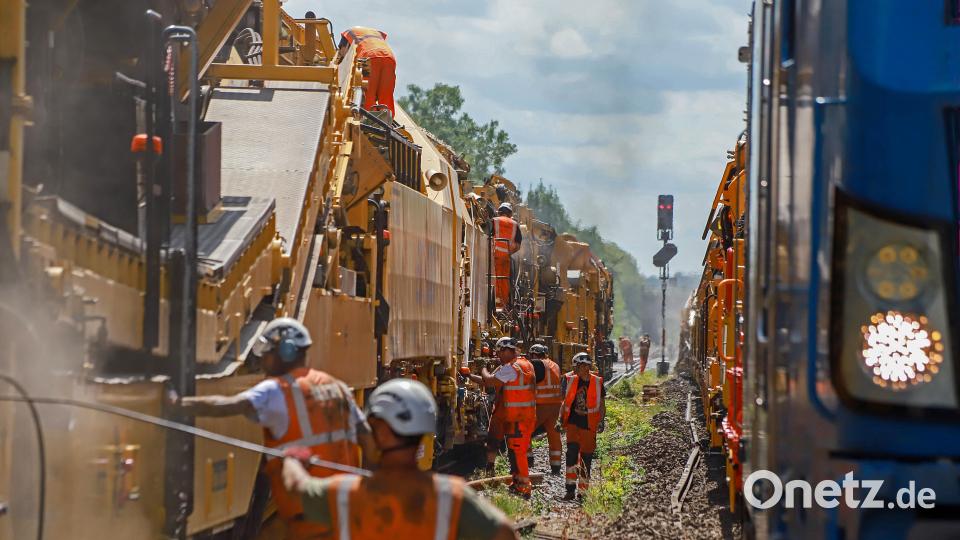 Gleisumbauzüge sind bei den Bauarbeiten im Einsatz, im Bild der Bereich Regensburg Walhallastraße: Diese Züge sind bis zu 1.000 Meter lang. Sie entfernen die alten Gleise, bauen den Schotter aus, reinigen ihn und setzen gereinigten Alt- und Neuschotter sowie Schwellen und Schienen wieder ein. Bis zu 200 Meter Gleis können damit in einer Stunde erneuert werden. Bild: Claus Weber/Deutsche Bahn