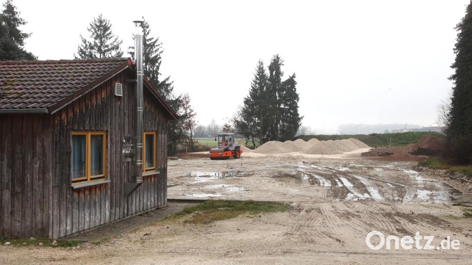 Blick auf das brach liegende Gelände der ehemaligen Minigolfanlage in Irlaching: Dort darf nun doch gebaut werden. Der Stadtrat nimmt seinen Einspruch zurück. Bild: Hirsch