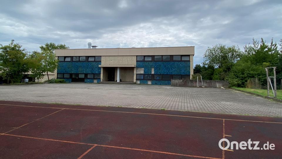 Auf dem gepflasterten Bereich vor dem Allwetterplatz der Schule werden die Container für den Kindergarten aufgebaut. Bild: Völkl