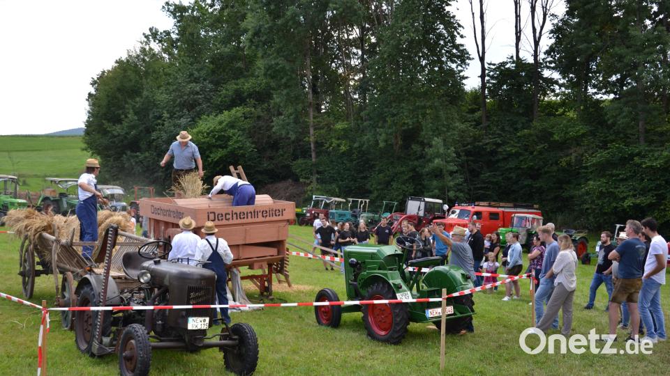 Mit großem Interesse wurde das historische Dreschen mit der Dreschmaschine durch die Feuerwehr und den Oldtimerfreunden von den Besuchern verfolgt. Bild: gi