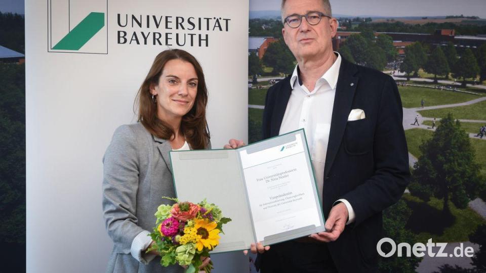 Prof. Dr. Nina Nestler wurde in ihrem Amt als Vizepräsidentin der Universität Bayreuth bestätigt. Prof. Dr. Stefan Leible gratulierte. Bild: Jürgen Rennecke/UBT