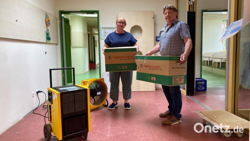 Kindergartenleiterin Dana Graf und Zweiter Bürgermeister Andreas Altmann packen an: Material und Spielsachen werden in Umzugskartons zwischengelagert. Lüftungsgeräte ziehen die Feuchte aus den Räumen. Bild: Völkl