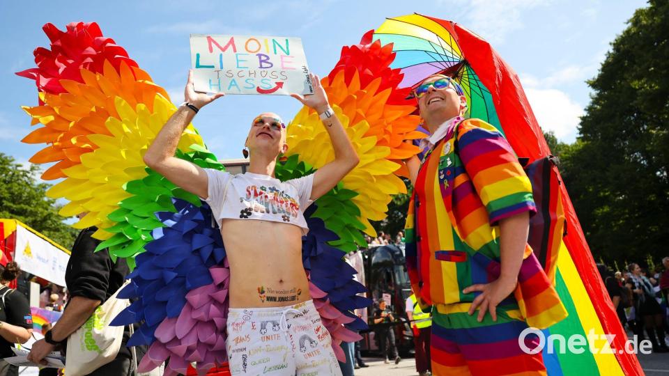 Bunt, laut und politisch: Die Pride Parade in Hamburg findet zum 45. Mal statt. Bild: Christian Charisius/dpa