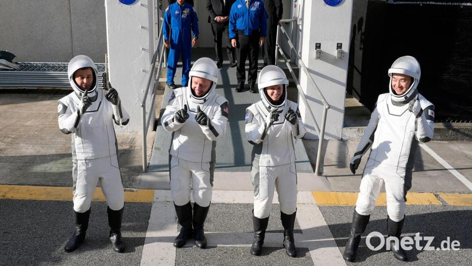Oleg Platono aus Russland (l-r), Mike Fincke, Zena Cardman, beide aus den USA, und Kimiya Yui aus Japan vor dem Abflug. Sie sollen mehrere Monate auf der ISS arbeiten. Bild: John Raoux/AP/dpa