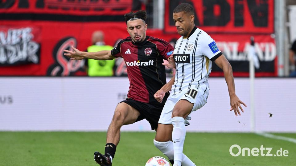 Die SV Elversberg um Jan Gyamerah (r) und der 1. FC Nürnberg um Berkay Yılmaz lieferten sich einen umkämpften Zweitliga-Auftakt. Bild: Harald Tittel/dpa
