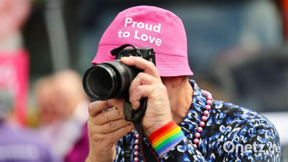 Liebe doch, wen du willst: CSD in Hamburg Bild: Christian Charisius/dpa