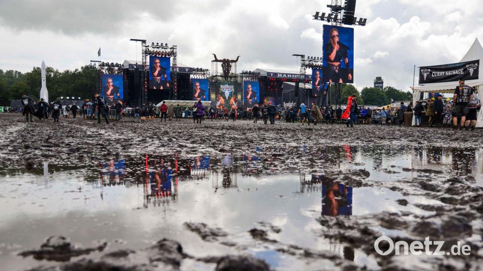 Der Dauerregen zum Start verwandelte das Infield in ein Schlammfeld. Bild: Frank Molter/dpa