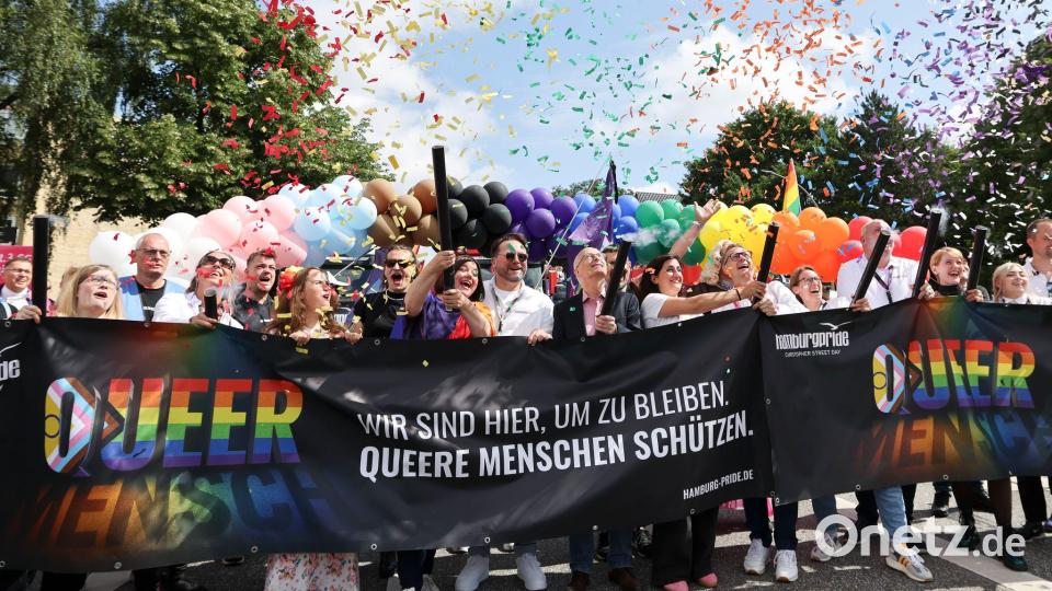 Bei gutem Wetter gingen Zehntausende in Hamburg für mehr Schutz queerer Menschen auf die Straße. Bild: Christian Charisius/dpa