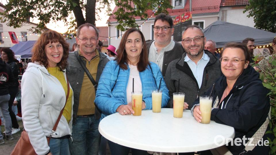 Den Gästen gefällt es. Sie genießen die Atmosphäre in Pleystein. Bild: pi