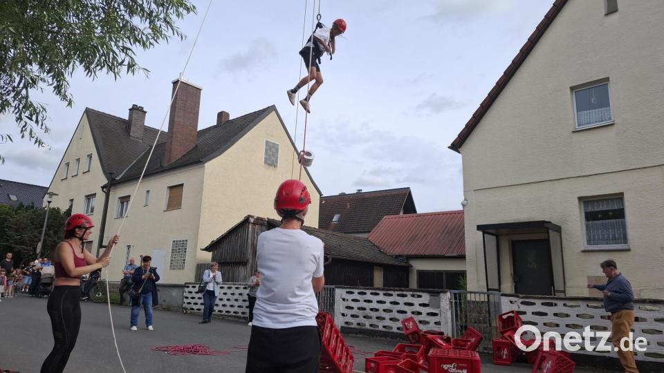 Ina Lenk wird abgeseilt. Sie hat 22 Kästen aufeinander gestapelt, bevor sie den Abflug macht. Nur wenige Teilnehmer schaffen mehr. Bild: ise