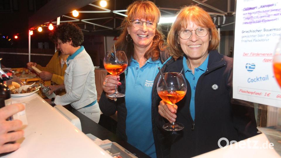 &quot;Auf einen Aperol!&quot; Resi und Manuela (von rechts) lassen sich das Getränk schmecken. Bild: pi