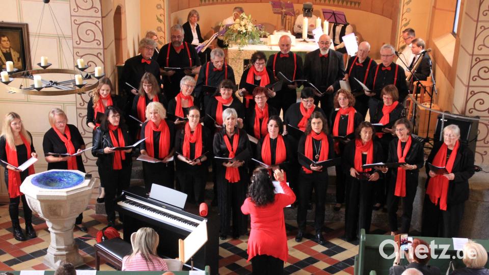 Der Chor &quot;Music &amp; More&quot; in Action, gesanglich und auch im Outfit. Bild: kro
