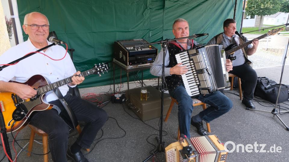 Die „Wirtshausmusikanten“ aus Flossenbürg erfreuten mit ihrer schmissigen Unterhaltungsmusik: Herbert Kraus, Karl Schmucker und Bernd Schnappauf (von links). Bild: Fred Lehner