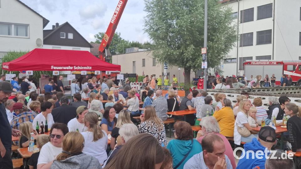 Schon kurz nach 17 Uhr füllte sich der Festplatz zusehends. Nur wenig später mussten zusätzliche Biertischgarnituren herangeschafft werden. Der Zuspruch der Bevölkerung war enorm. Bild: ise