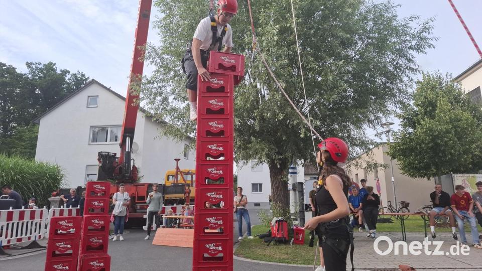 Team Kolpingjugend bei der Arbeit. Louis Faltenbacher hängt am Haken, Schwester und und Vorsitzende Jacqueline gibt Tipps und reicht die Bierkästen heran. Bild: ise