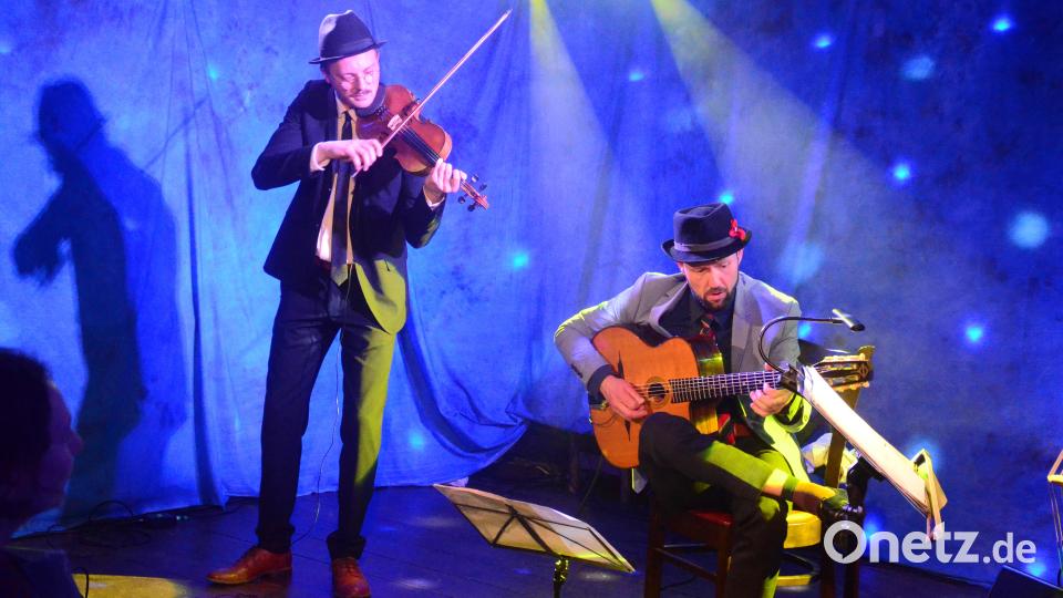 Gitarrist und Komponist Henry Wolf und Violinist Markus Eichinger begeisterten auf der &quot;Live Stage&quot; mit virtuosen Klängen. Bild: Kunz