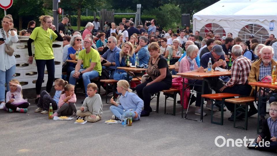 Zuschauer gab es genug für den Stapelwettbewerb. Immer wieder applaudierten die Gäste für die schwindelfreien Akteure. Bild: ise