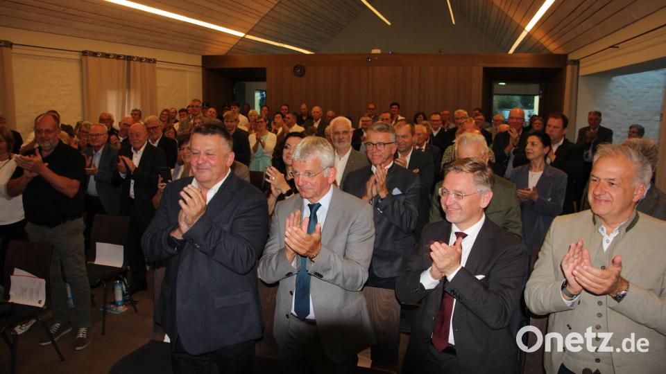 Mit stehenden Ovationen wird der neue Ehrenbürger von Falkenberg im Brauhaus-Saal gefeiert. Bild: kro