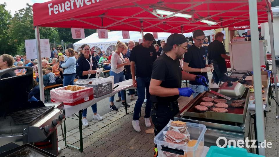 Am Verpflegungsstand ging es heiß her. Burger und Pommes gingen wie die sprichwörtlichen warmen Semmeln über den Tresen. Bild: ise