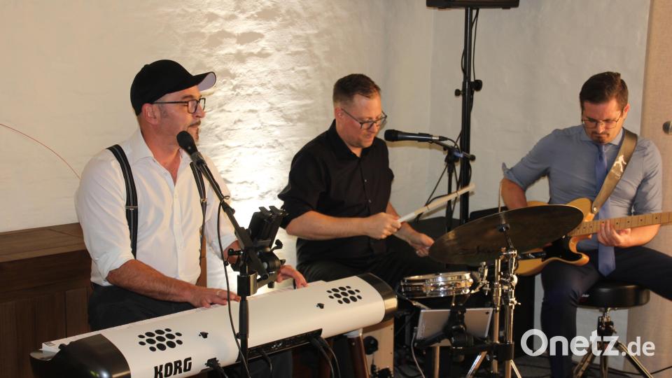 Die Band &quot;Bändscheibe&quot; mit Menno Stuibmel, Andreas Bauer und Michael Rüth (von links) sorgte für die musikalische Stimmung beim Festakt. Bild: kro