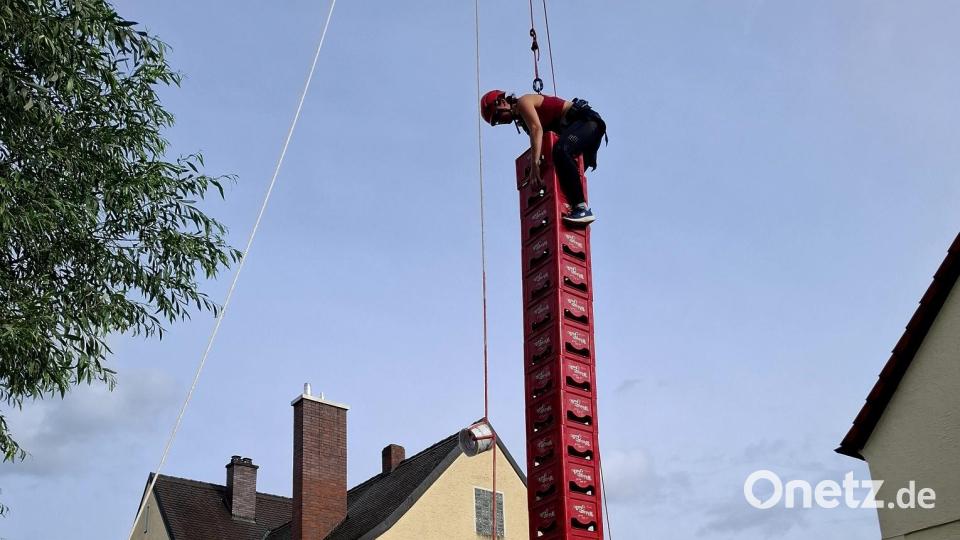 Das Siegerteam vom Frauenbund in Aktion. Hier stapelt gerade Tanja Stahl mit großer Ruhe den 23. Kasten auf. Immerhin steht sie dabei in etwa sieben Metern Höhe. Teammitglied Ina Lenk schafft 22 Kästen. Damit lagen die schwindelfreien Ladies mit ihrer Helferin Natalia Keller souverän an der Spitze. Bild: ise