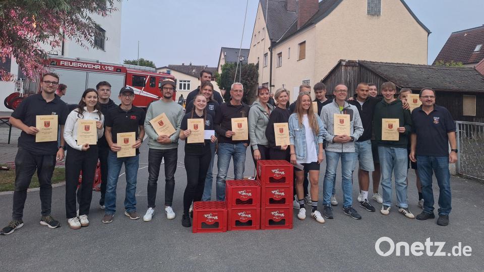 Die Siegerehrung des Stapelwettbewerbs. Platz eins ging an den Überraschungssieger Frauenbund Schirmitz, Platz zwei an den Männergesangsverein Frohsinn und Platz drei an die Feuerwehr Pirk. Bild: Lena Bäumler