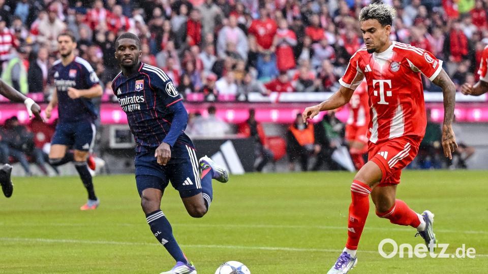 Luis Díaz (r) vergibt im Testspiel gegen Lyon gleich drei hochkarätige Chancen. Bild: Harry Langer/dpa