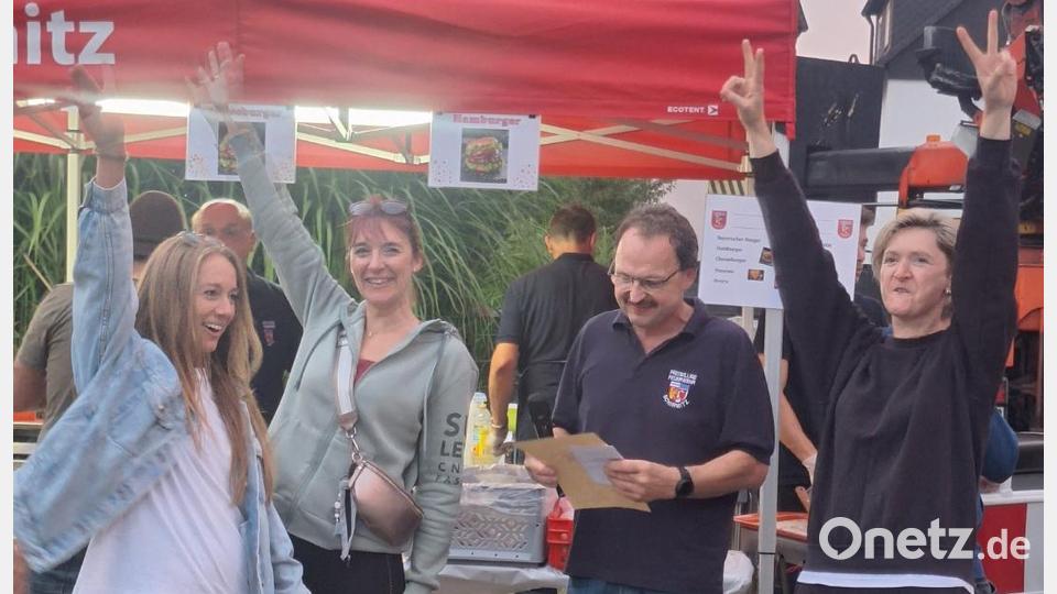 Zweiter Vorsitzender Jürgen Wolf (Dritter von links) ehrt das Siegerteam des Frauenbundes mit (von links) Ina Lenk, Tanja Stahl und Natalia Keller. Bild: Lena Bäumler