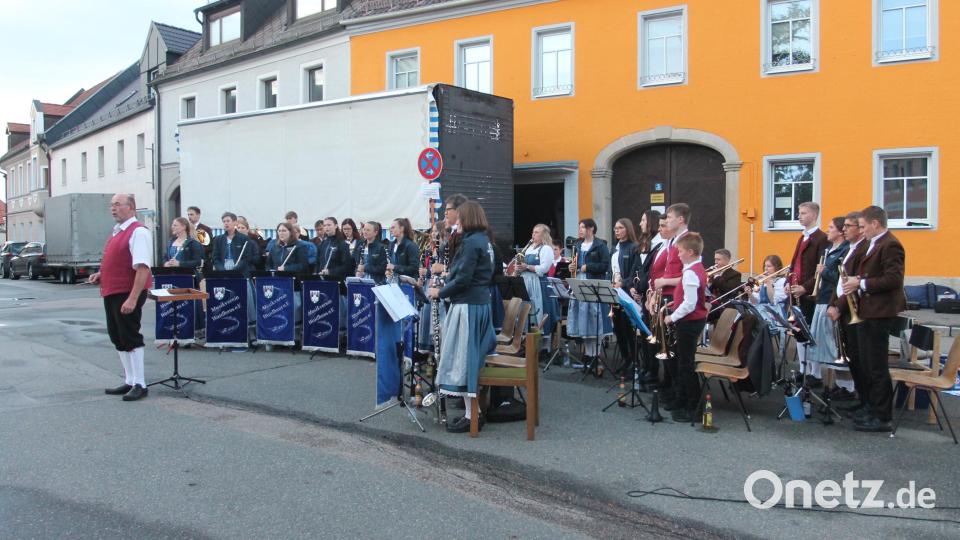 Das Große Vereinsorchester des Musikvereins Waidhaus begeistert bei der Serenade in Pleystein. Bild: pi