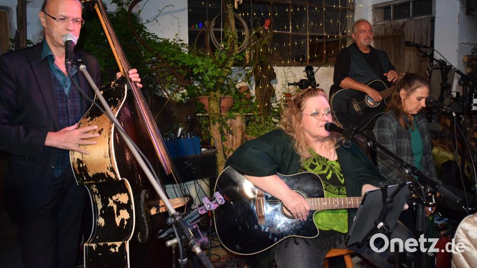 Die &quot;Folkettes + Gents&quot; spielten zum Auftakt am Samstagabend im Gasthof zum Hirschen. Bild: hdk