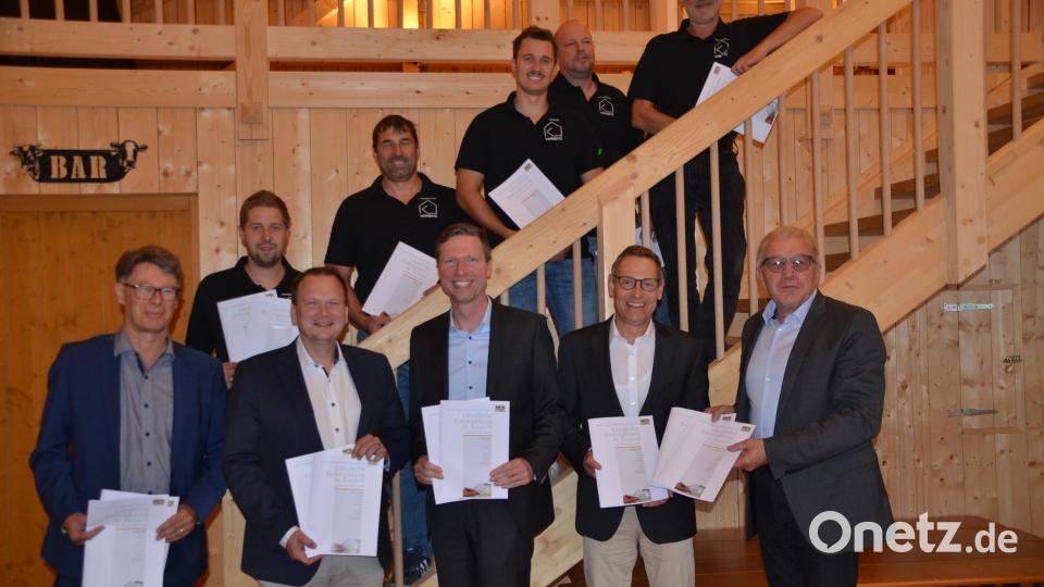 Bei der Präsentation des ALE-Jahresberichtes dabei waren (vorne von links) ALE-Abteilungsleiter Joachim Block, Bürgermeister Christian Porsch, Bayreuths Landrat Florian Wiedemann, Diplomgeograph Klemens Angermann als Vertreter des Landkreises Kulmbach und ALE-Leiter Lothar Winkler. Auch die Verantwortlichen des Trägervereins Kulturscheune Wirbenz mit Vorsitzendem Sebastian Graf und Gemeinderat Jürgen Günthner (auf der Treppe von links) waren anwesend. Bild: ak