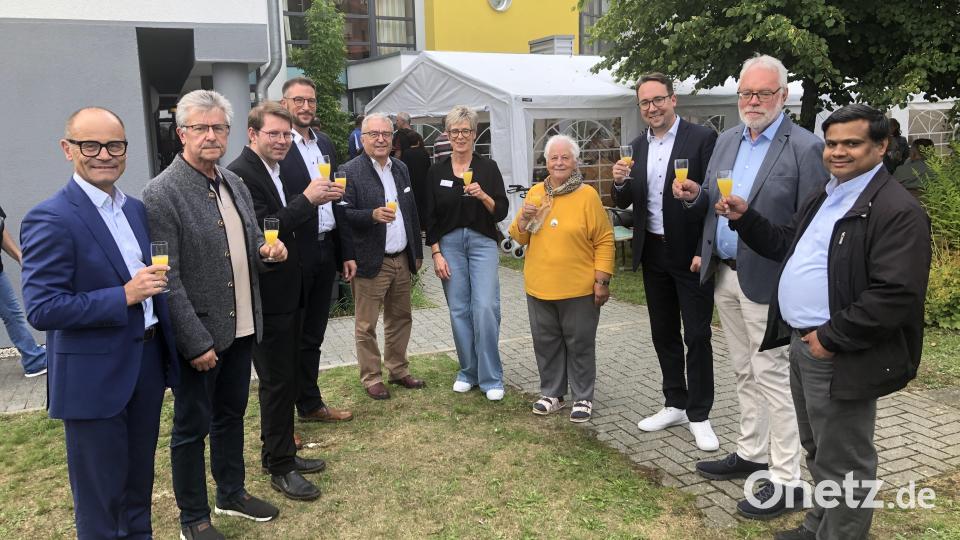 Nach der ökumenischen Andacht mit Pater Martin (rechts) und Pfarrer Andreas Kraft (Dritter von links) wurde auf das Jubiläum angestoßen. Bild: wro