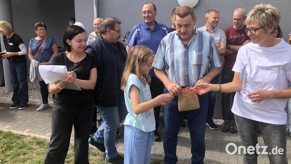 Schiedsrichter beim Seilziehwettbewerb im Garten der Einrichtung war Josef Zwerenz (Bildmitte) aus Fuchsmühl. Bild: wro