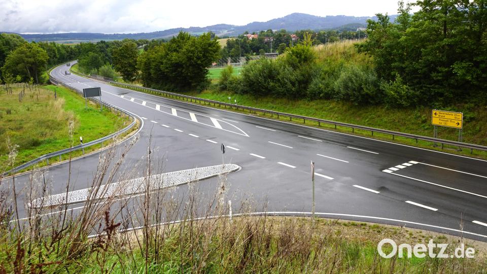 Die Abfahrt von der Staatsstraße 2665 nach Kemnath und Berndorf vor der Unterführung Berndorfer Straße (hinten links), ab der die Sanierungsarbeiten vorgesehen sind. Bild: bkr
