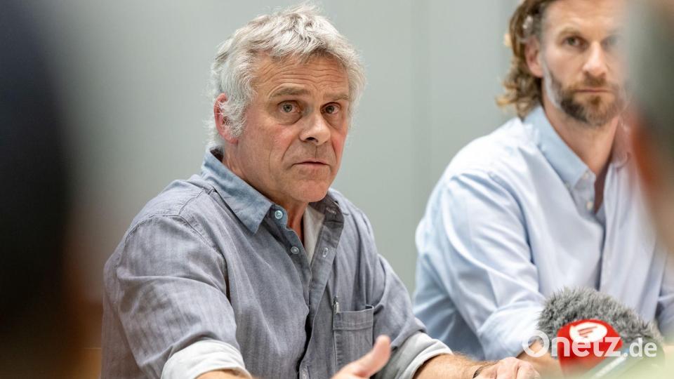Der Direktor des Nürnberger Tiergartens, Dag Encke, hat nach der Tötung von Pavianen Morddrohungen erhalten. Rechts neben ihm sitzt sein Stellvertreter Jörg Beckmann. (Archivbild) Bild: Daniel Karmann/dpa