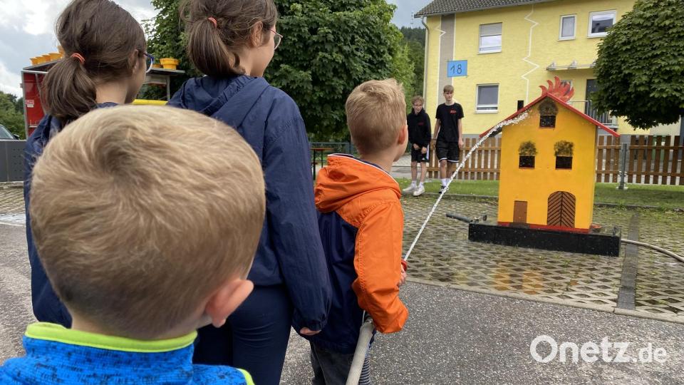 Wenn es brennt, so lernen es schon die Kleinsten, kommt es ganz schnell auf ein Kommando an: &quot;Wasser marsch!&quot; Bild: aub