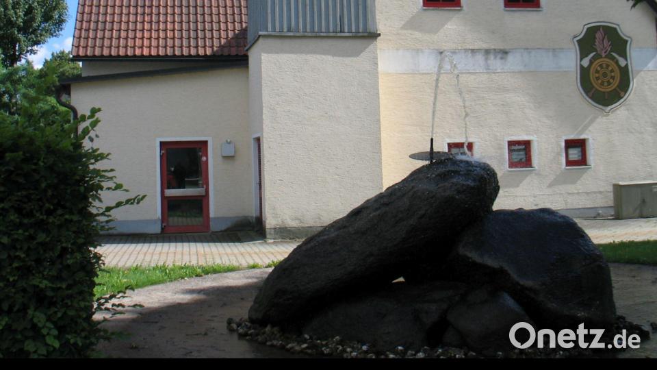 Das alte Feuerwehrhaus der Immenreuther Brandschützer verfügt auch über einen smarten Springbrunnen. Bild: bkr