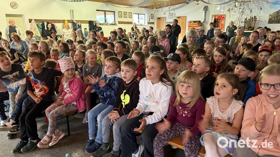 Die Kleintierhalle in Floß war am Montag voll besetzt. Bild: Gabi Schönberger