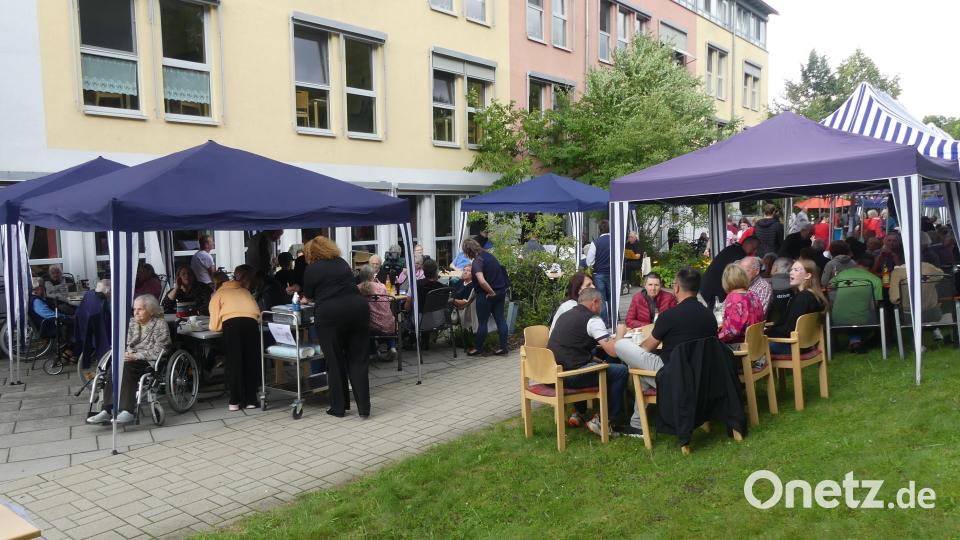 Das großflächige Gartenareal des Heimes, dessen Pflege seit 20 Jahren mit großer Motivation Manuela Schusser übernimmt, war das Ziel von gut 200 Besuchern. Bild: rn