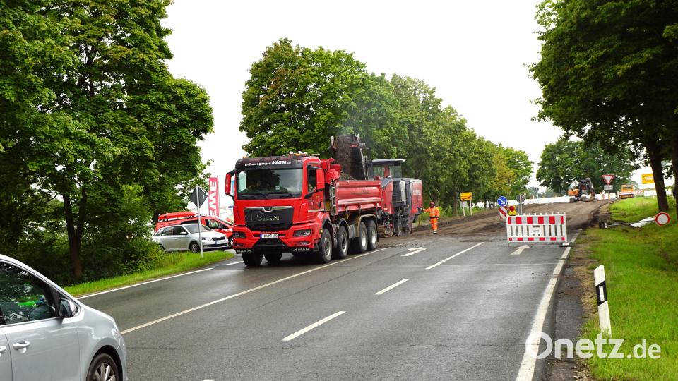 Bereits gesperrt ist die Zufahrt in die Bayreuther Straße von der Staatsstraße 2665 (hinten) kommend bis zur Rewe-Einfahrt (links). Bild: bkr