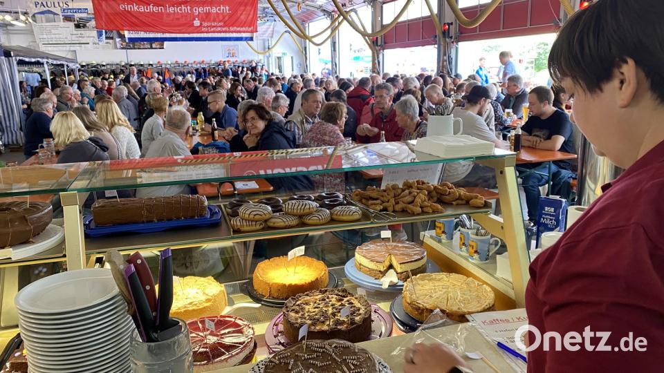 Das Hallenfest trug seinen Namen heuer zu Recht. Doch eine ganze Genusspalette tröstete die Besucher über die Wetterkapriolen draußen hinweg. Bild: aub